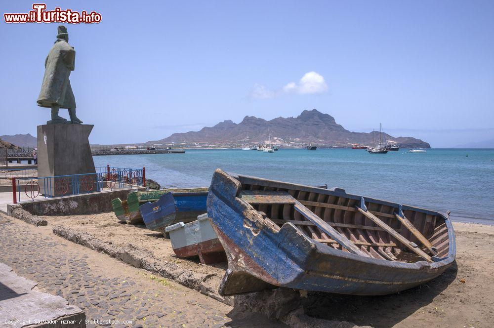 Immagine Le barche in secca sulla spiaggia di Mindelo, capoluogo dell'isola di Sao Vicente, Capo Verde, proprio accanto alla statua di Diogo Alfonso - © Salvador Aznar / Shutterstock.com
