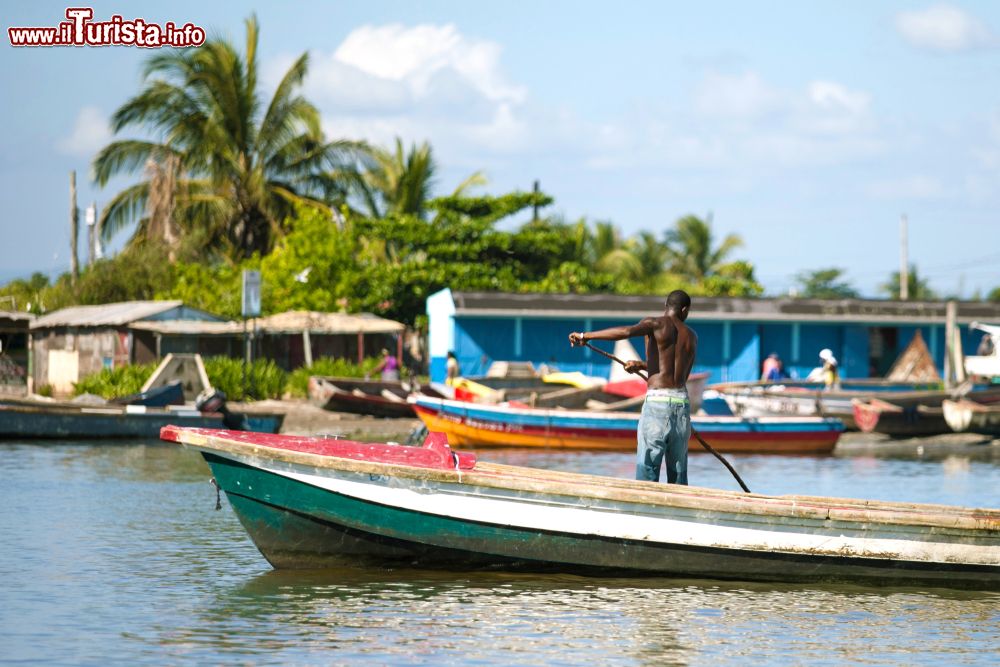 Immagine Barche tradizionali lungo il litorale dell'isola di Giamaica. La popolazione di quest'isola, dedita alla pesca e al turismo, è per la maggior parte discendente da ex schiavi africani.