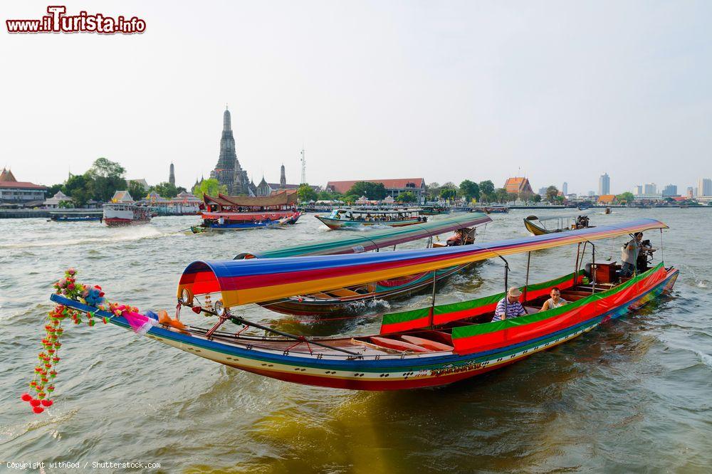 Immagine Barche turistiche per crociere sul fiume Chao Phraya a Bangkok in Thailandia - © withGod / Shutterstock.com