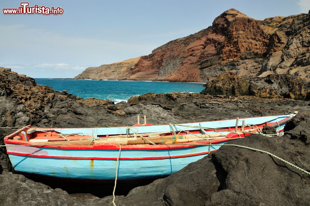 Immagine Barchetta dei pescatori sulle rocce nere del litorale dell'isola di Fogo (Capo Verde).