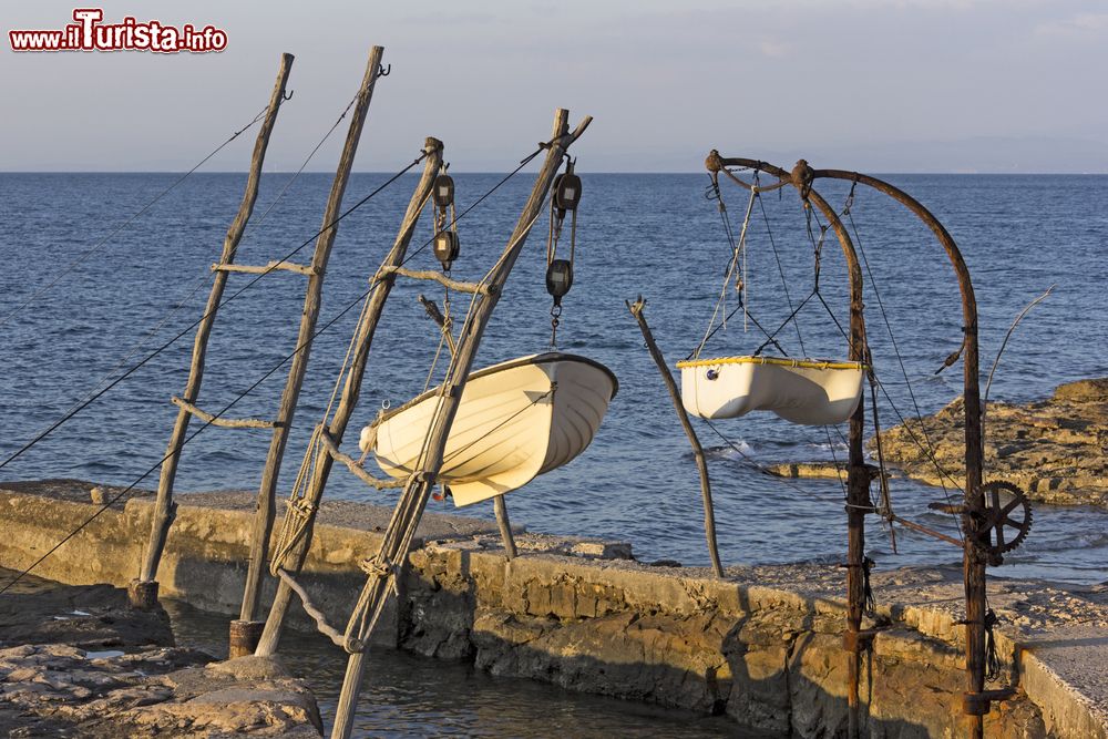 Immagine Barchette appese presso un molo di Umago, località marittima dell'Istria (Croazia).