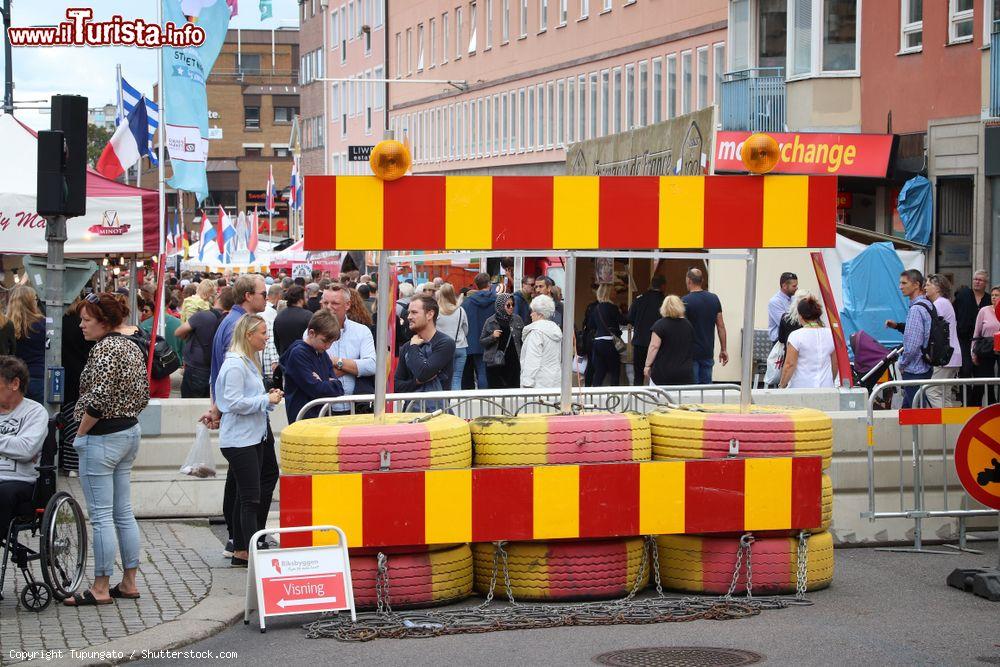 Immagine Barriere antiveicoli in occasione della Stadsfest (City Festival) a Linkoping, Svezia. Questa manifestazione, fra i principali eventi della città, si svolge nel mese di agosto - © Tupungato / Shutterstock.com