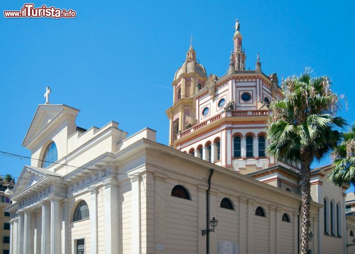 Immagine Esterni della Basilica di San Gervasio e Protasio - la splendida basilica rapallese dedicata ai martiri Gervasio e Protasio, situata in corso Italia, è uno degli edifici religiosi più belli della città, rinomato soprattutto per la maestosa cupola ottagonale. A dispetto della struttura centrale della chiesa, che ha origini molto antiche, la cupola fu costruita nel 1920 e, dieci anni più tardi, fu arricchita nella sommità con una statua della Madonna di Montallegro. - © Fradkina Victoria / Shutterstock.com