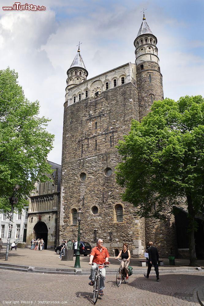 Immagine Basilica di Nostra Signora a Maastricht, Olanda. In primo piano, ciclisti a passeggio - © Pecold / Shutterstock.com