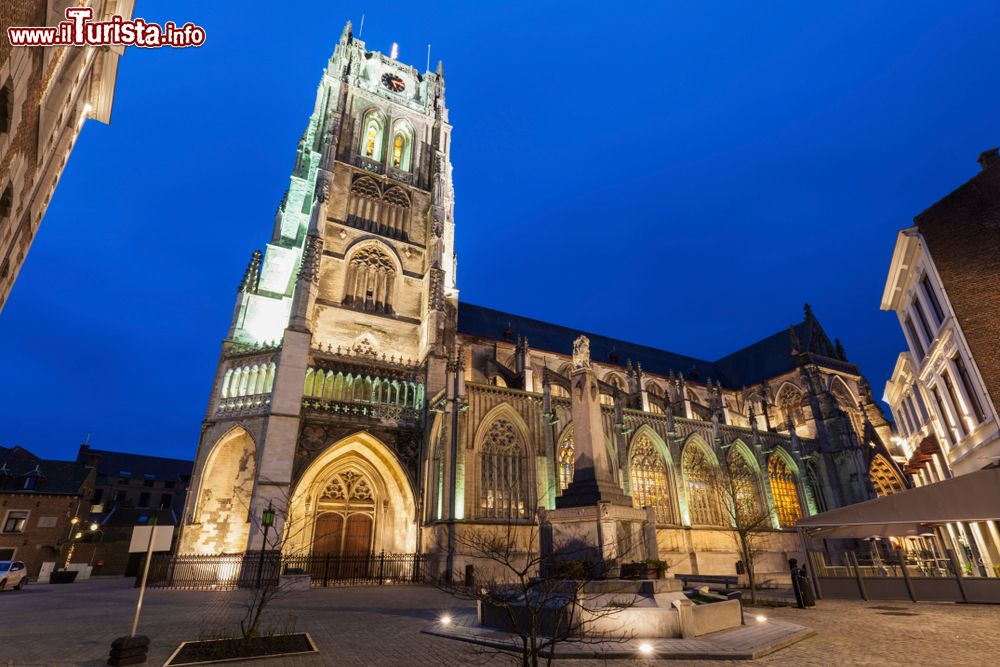 Immagine Basilica di Nostra Signora di Tongeren (Belgio) fotografata di notte. Il campanile romanico originario è stato sostituito con quello attuale gotico che s'innalza per 64 metri di altezza.