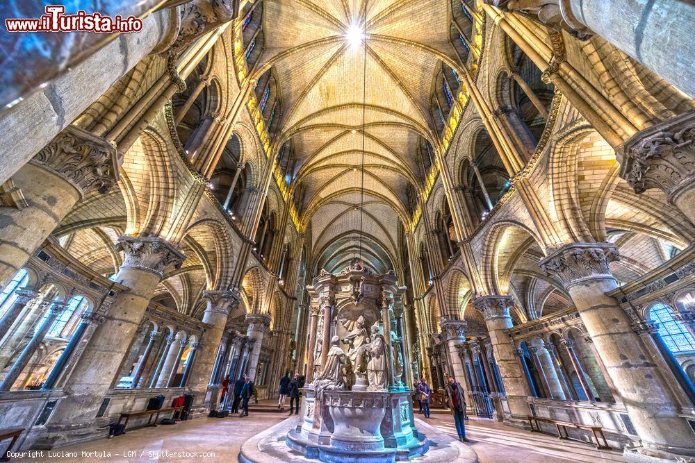 Immagine Basilica di Saint-Remi a Reims, Francia: il sontuoso interno di questa chiesa può essere considerato un'immensa collezione di opere d'arte - © Luciano Mortula - LGM / Shutterstock.com