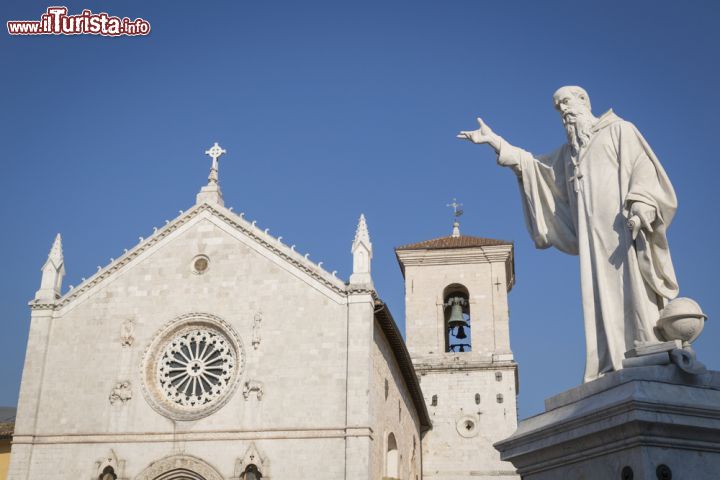 Immagine Basilica di San Benedetto a Norcia, Umbria, prima del terremoto. La forte scossa del 30 ottobre 2016 ha portato il crollo del massiccio campanile che è ricaduto sul corpo centrale distruggendone buona parte - © Restuccia Giancarlo / Shutterstock.com