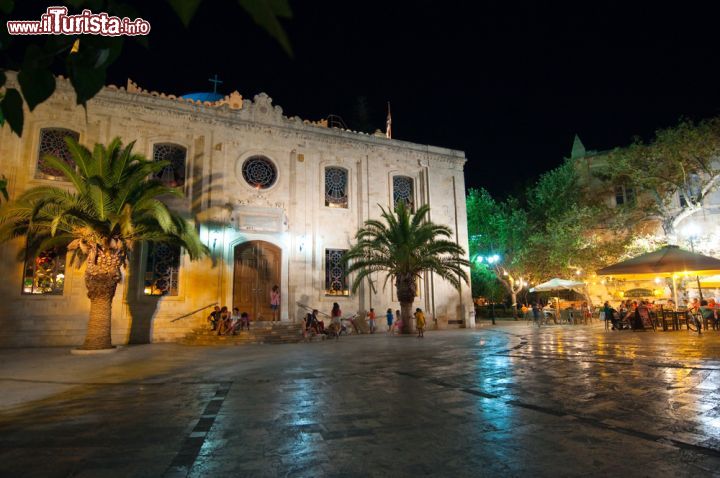 Immagine Basilica di San Tito a Heraklion, Creta - Fotografia notturna della basilica di San Tito, edificio in origine bizantino poi ricostruito dai veneziani nel 1500. Convertita in moschea dai turchi dopo il terremoto del 1856, dal 1925 è una chiesa ortodossa che ospita al suo interno la testa del santo, primo vescovo di Creta © lornet / Shutterstock.com