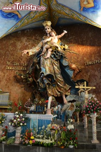 Immagine Basilica Menor, Chignahuapan: all'interno della Basilica de la Inmaculada Concepción si trova questa immensa statua della Vergine Maria, alta dodici metri e realizzata in legno di cedro nel 1972 da uno scultore locale.