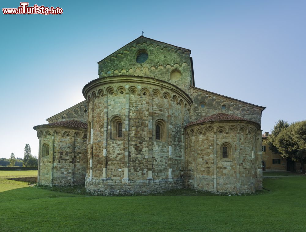 Immagine La basilica romanica di San Piero a Grado nei pressi di Pisa, Toscana. La chiesa di San Pietro Apostolo, vista da est, è uno dei più importanti edifici religiosi nei dintorni di Pisa.