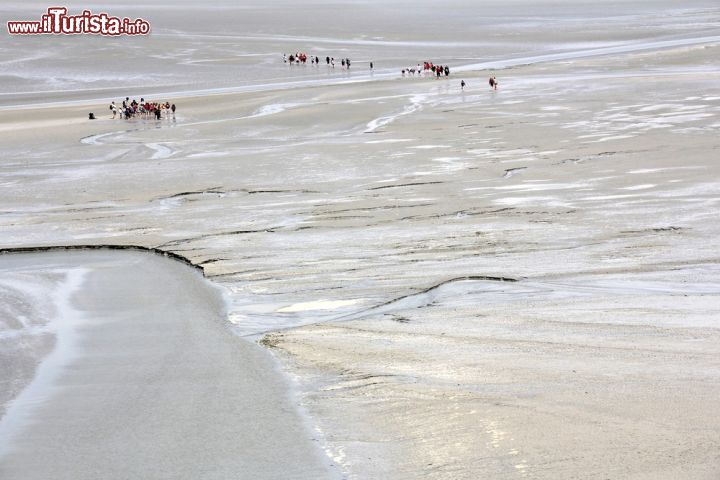 Immagine Bassa marea a Mont Saint Michel. Le maree della zona sono ritornante ai livelli originari dopo i lavori di ripristino della baia e l'isola è toranta ad essere tale, proprio in occasione delle più importanti alte maree - © Ivan Smuk  / Shutterstock.com