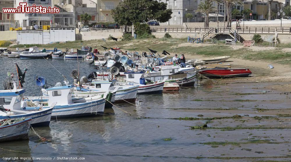 Immagine Fase di bassa marea sulla costa di Scoglitti in Sicilia - © Angelo Giampiccolo / Shutterstock.com