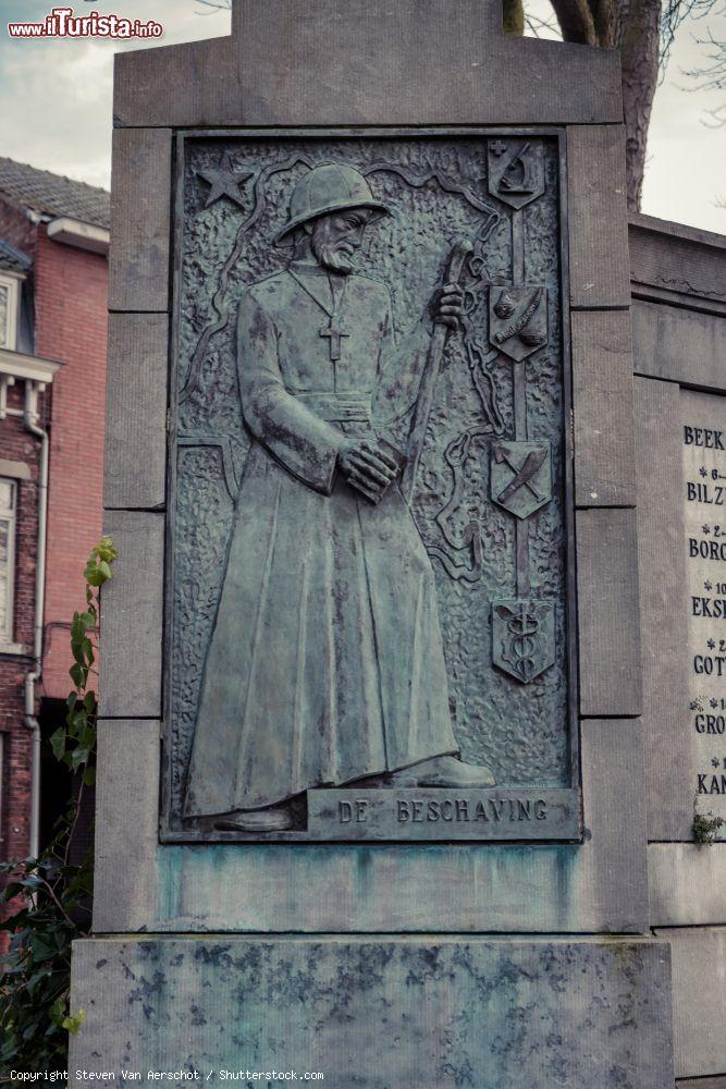 Immagine Bassorilievo del memoriale a Leopoldo II° in piazza Colonnello Dusartplein a Hasselt, Belgio - © Steven Van Aerschot / Shutterstock.com