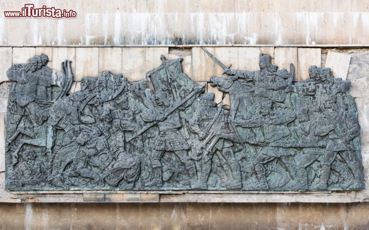 Immagine Un bassorilievo d'ispirazione medievale alla base della statua equestre di Stefano il Grande a Suceava, Romania - foto © Felix Catana / Shutterstock.com