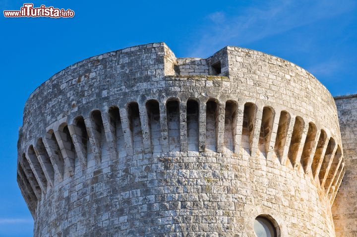 Immagine Bastione del castello di Conversano in Puglia. Sorge sul punto più alto della collina in una posizione che domina l'intero territorio circostante - © Mi.Ti. / Shutterstock.com