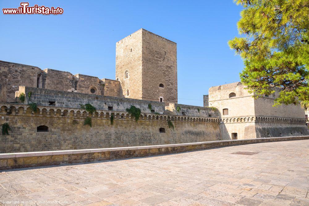 Immagine Bastioni occidentali del castello normanno di Bari, Puglia. Questa imponente fortezza si erge ai margini della città vecchia di Bari ed è uno dei simboli del capoluogo pugliese - © mkos83 / Shutterstock.com