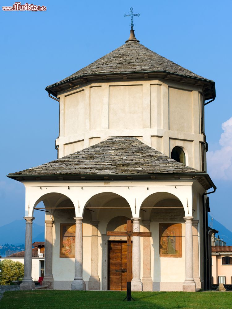 Immagine Il battistero della chiesa dei Santi Gervasio e Protasio a Baveno, Piemonte. Questo edificio religioso risale al V° secolo nonostante apparentemente possa sembrare di epoca rinascimentale.