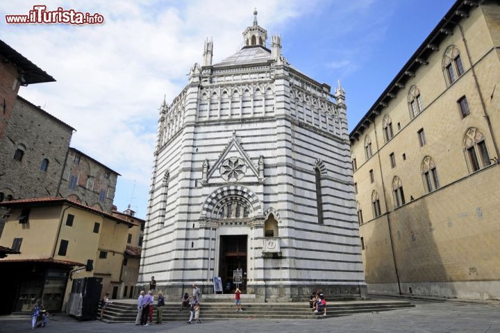 Immagine Battistero di Pistoia, Toscana - Piazza Duomo, di fronte alla cattedrale, ospita il battistero di San Giovanni in corte o Ritondo di Pistoia: il nome deriva dall'antica chiesa di Santa Maria in Corte, di epoca longobarda, di cui prese il posto. Viene considerata una delle massime espressioni del gotico toscano in quanto riunisce elementi fiorentini, senesi e pisani: particolarmente suggestivo è l'esterno rivestito di marmo bianco e verde, opera di Cellino di Nese. Grazie alla palla dorata e alla croce che lo sormontano, il battistero si innalza per 40 metri © CataFratto / Shutterstock.com