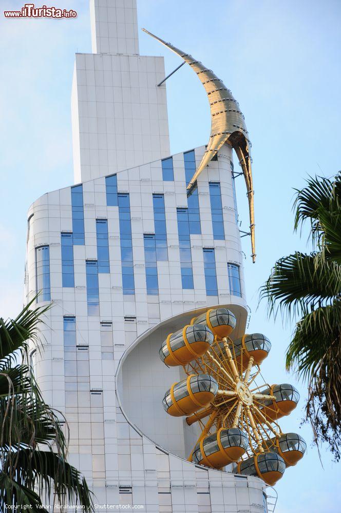 Immagine La Batumi Technological University Tower con la suggestiva ruota panoramica integrata su un lato del grattacielo - © Vahan Abrahamyan / Shutterstock.com