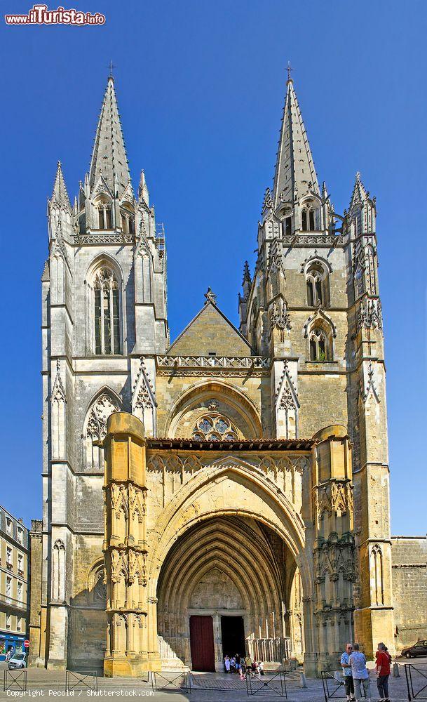 Immagine Bayonne, la cattedrale di Santa Maria, severa costruzione gotica affiancata da due torri con cuspidi ottocentesche  (Francia) - © Pecold / Shutterstock.com