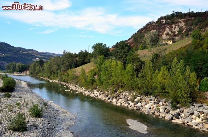 Immagine Un bel paesaggio con il fiume Trebbia a Bobbio, Piacenza, Emilia Romagna. La Trebbia, affluente di destra del Po, scorre per 120 km attraversando le province di Genova e Piacenza.