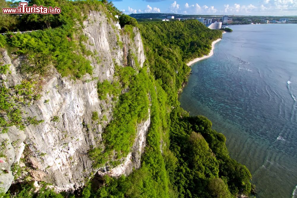 Immagine Un bel paesaggio dell'isola di Guam, Stati Uniti. L'isola è una destinazione turistica piuttosto popolare soprattutto per i giapponesi: nonostante sia di piccole dimensioni - il suo punto più ampio raggiunge i 20 km - è circondata da spiagge bellissime.