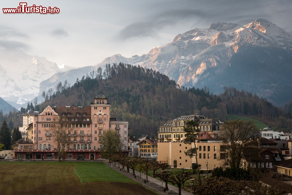 Immagine Un bel paesaggio di Interlaken, Svizzera. Montagne innevate e cielo mattutino per questa immagine della città del Canton Berna.