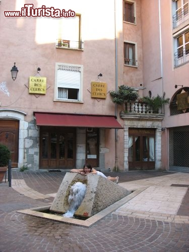 Immagine Bella fontana a Rue La Fayette, Grenoble (Francia).