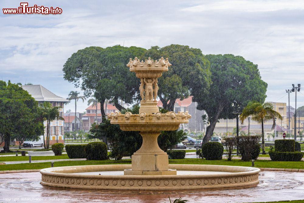 Immagine Una bella fontana nel centro cittadino di Cayenne, Guyana Francese - © Anton_Ivanov / Shutterstock.com