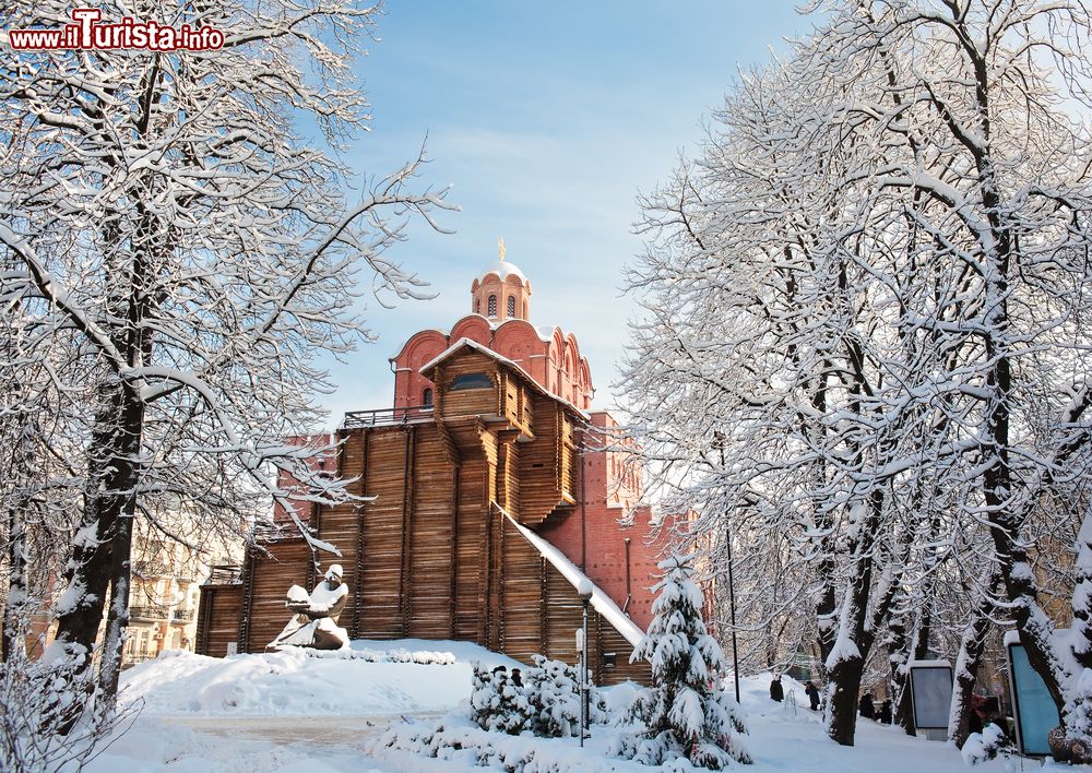 Immagine Una bella fotografia del Golden Gates in inverno a Kiev, Ucraina.