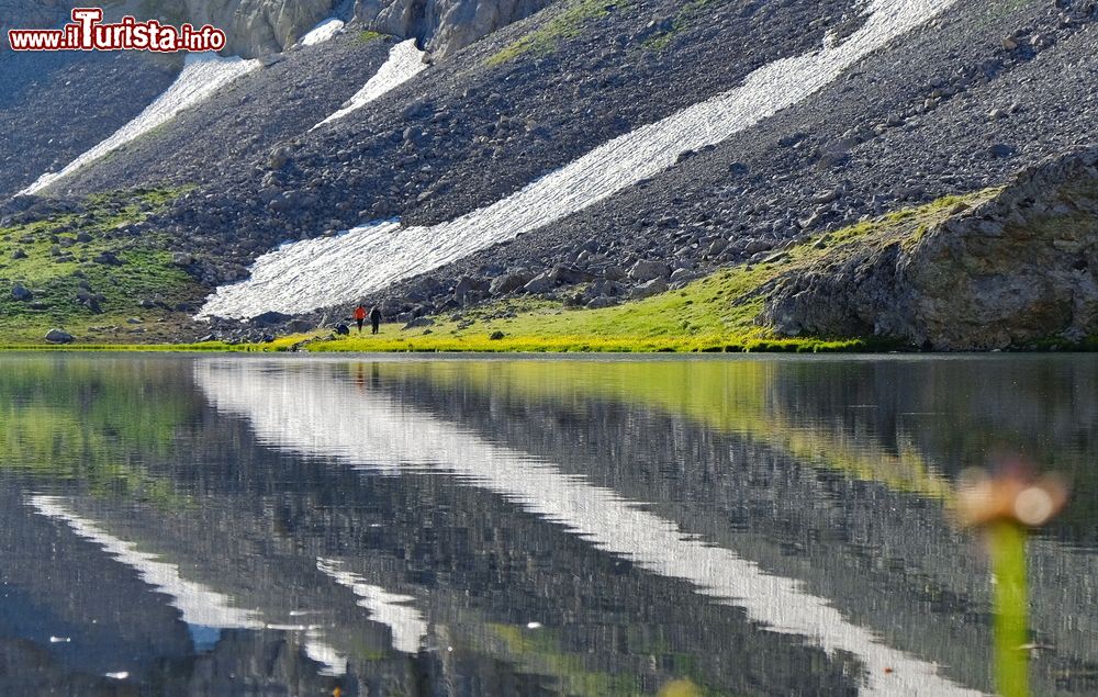 Immagine Una bella immagine del lago Karagol nei pressi di Nigde, Turchia. I colori delle montagne e della vegetazione si riflettono sulle acque del bacino.