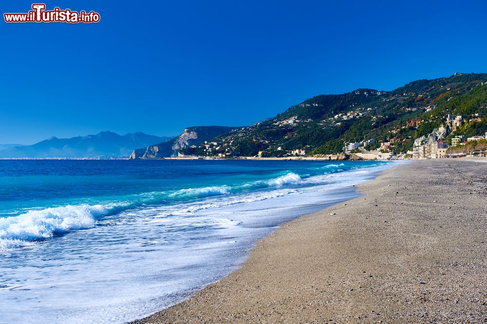 Immagine Una bella spiaggia nei dintorni di Varazze in Liguria: siamo sulla Riviera del Beigua.