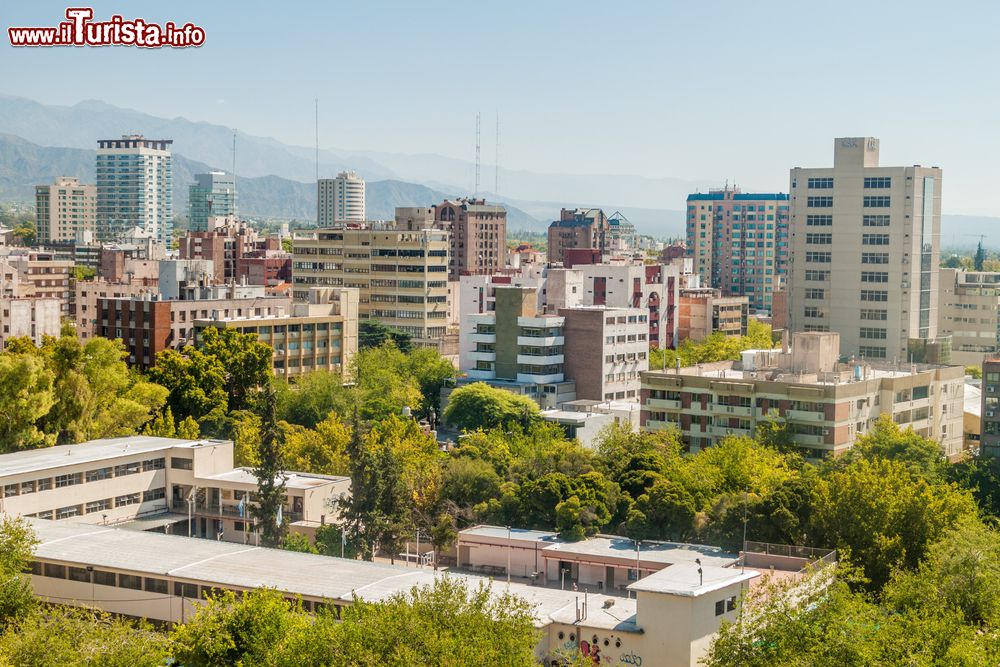 Immagine Una bella veduta aerea di Mendoza, Argentina. Fondata nel 1561, questa città si trova al crocevia fra Argentina e Cile ai piedi dell'Aconcagua.