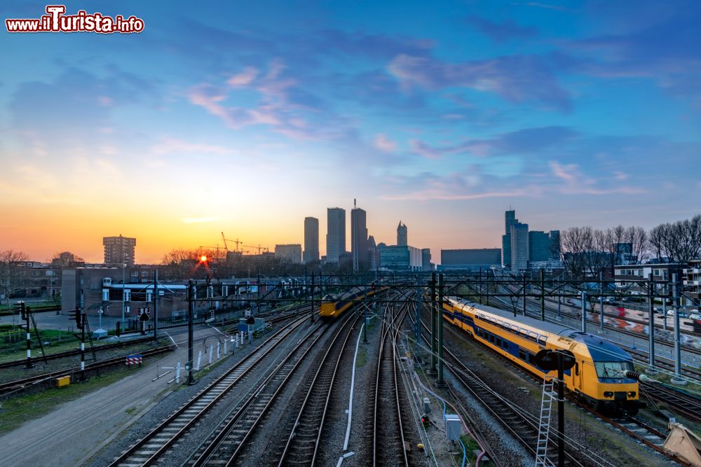 Immagine Una bella veduta al tramonto di L'Aia e della sua stazione ferroviaria (Olanda).
