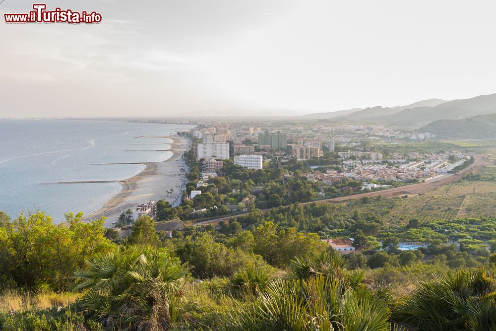 Immagine Una bella veduta dall'alto di Benicassim, Spagna. Situata vicino al mare, Benicassim sorge nel cuore del territorio della Plana Alta estendendosi fino ai piedi delle montagne del Desert des Palmes.