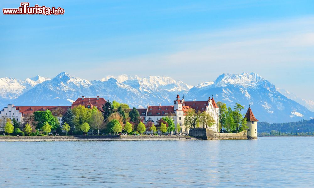 Immagine Una bella veduta del lago di Costanza con le montagne innevate sullo sfondo, Lindau, Germania.