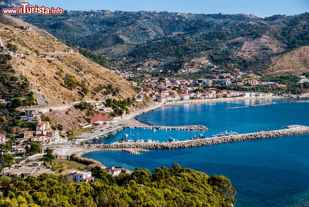 Immagine Una bella veduta del villaggio di Agnone Cilento, provincia di Salerno, Campania. Si trova sulla costa tirrenica alla foce del rio Lavis ed è adagiato su una piccola piscina naturale.