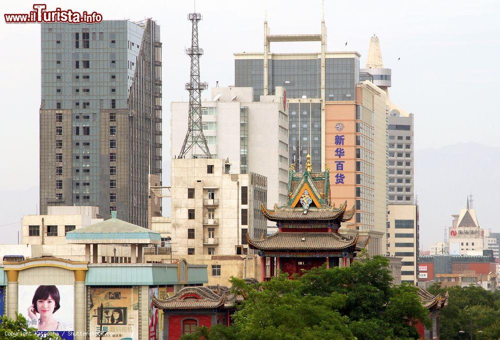 Immagine Una bella veduta della città di Yinchuan dalla torre campanaria, Cina - © Katoosha / Shutterstock.com