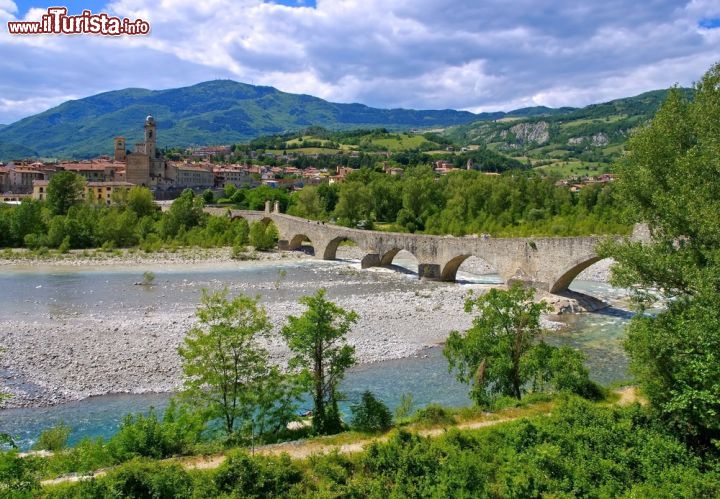 Immagine Una bella veduta di Bobbio e del Ponte Gobbo, Piacenza, Emilia Romagna. Centro più importante della Val Trebbia, questa località sorge sulla sponda sinistra dell'omonimo fiume ai piedi del monte Penice.