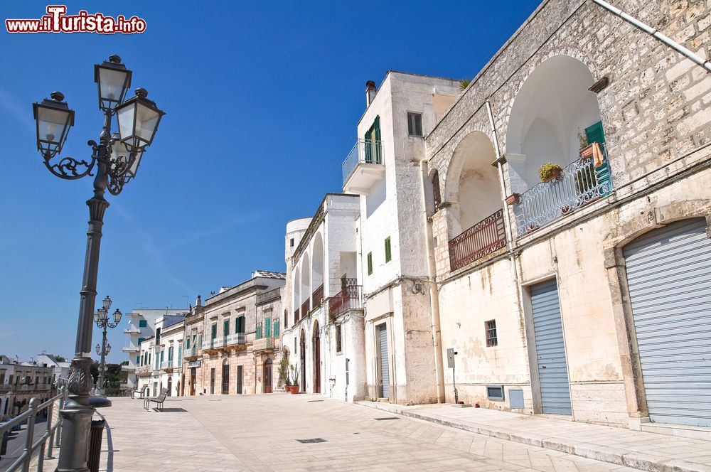 Immagine Una bella veduta di Cisternino, Puglia. Il centro storico del paese è un perfetto esempio di architettura "spontanea", quella cioè appartenente alla tradizione più antica dell'uomo.