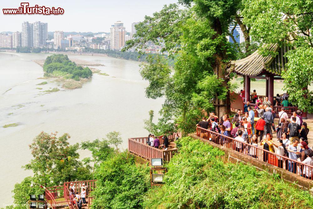 Immagine Una bella veduta della città di Leshan e della confluenza del Min River (Min Jiang) e del Dadu River, Cina. In primo piano, turisti sul belvedere della Statua Gigante del Buddha - © Efired / Shutterstock.com