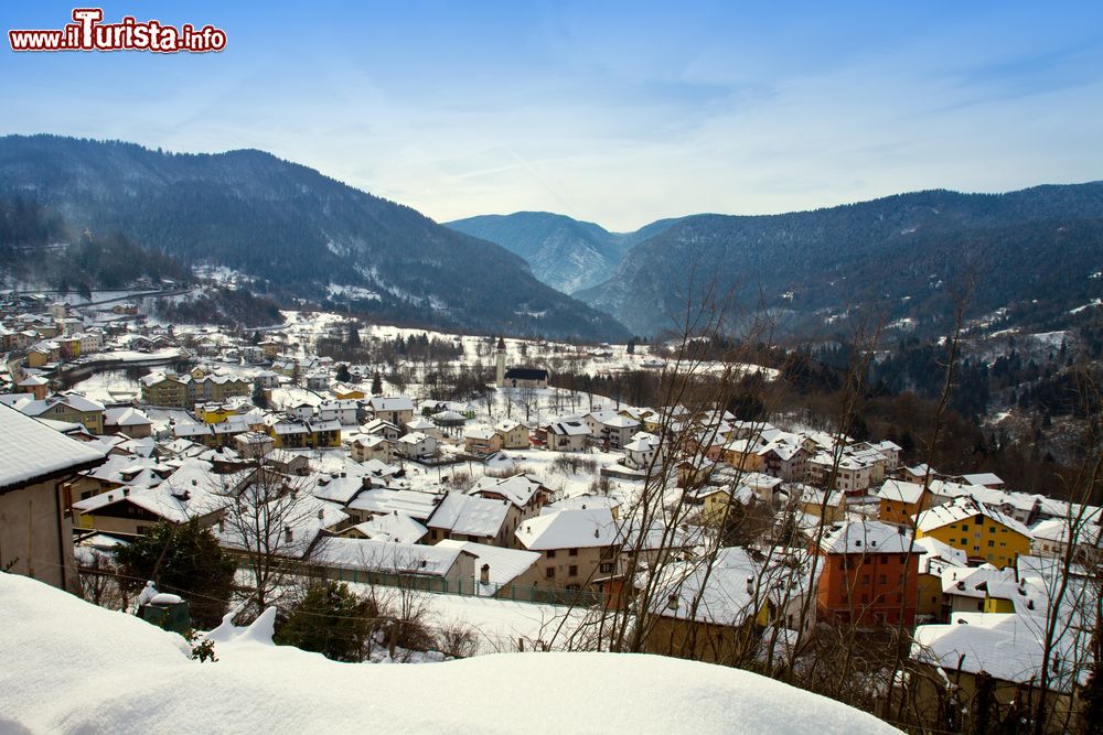 Immagine Una bella veduta innevata di Castello Tesino, Trentino Alto Adige. Questa cittadina è incastonata fra i monti Picosta e Agaro.