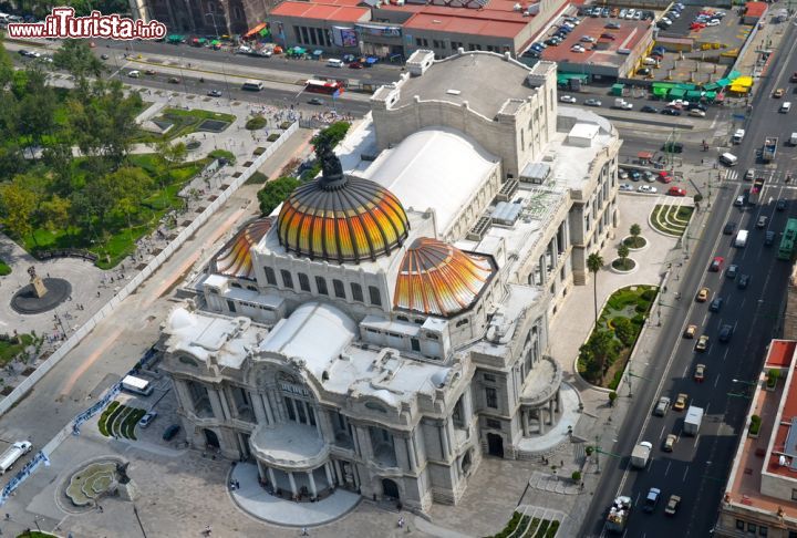 Immagine L'elegante edificio di Bellas Artes, nel centro di Città del Messico, visto dalla vicina Torre Latinoamericana, all'incrocio tra Av.Hidalgo e l'Eje Central - foto © Victoria Lipov / Shutterstock.com