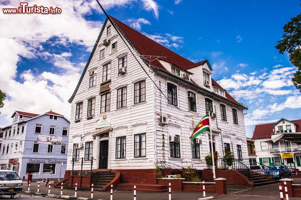 Immagine Un bell'edificio coloniale nel centro storico di Paramaribo, capitale del Suriname - © Anton_Ivanov / Shutterstock.com