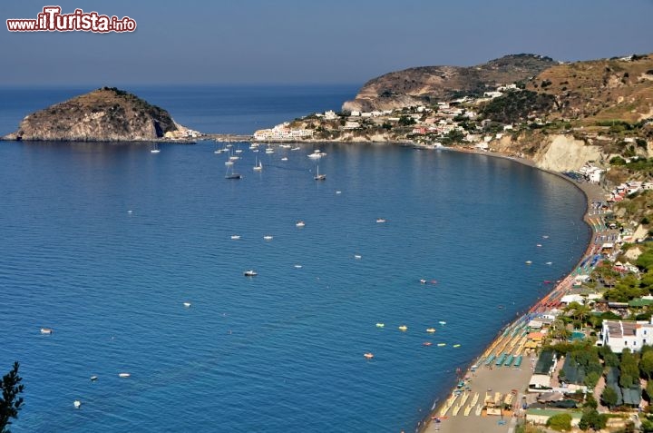 Immagine Da questo belvedere ad Ischia (Campania) si può ammirare la spiaggia dei Maronti e, sullo sfondo, la cittadina di Sant'Angelo.