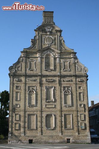 Immagine L'antico edificio del Monte d Pietà di Bergues. Al suo interno, oggi, si trova il Museo municipale che ospita collezioni artistiche, oggetti e documenti storici di grande valore.