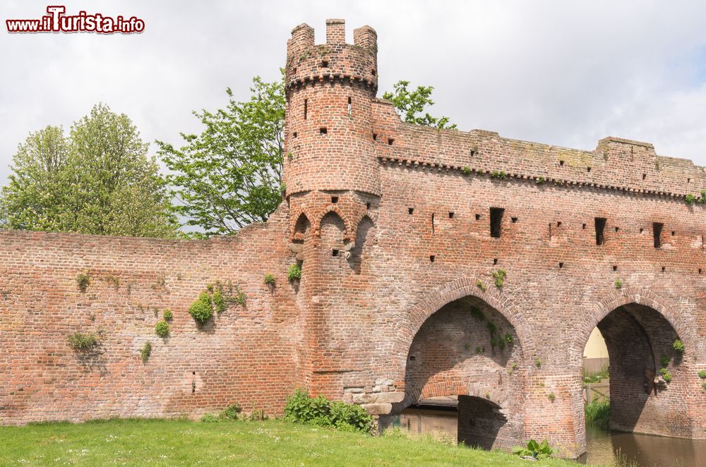 Immagine Il Berkelpoort a Zutphen, Olanda. Questo tratto della cinta muraria di Zutphen attraversa il piccolo fiume Berkel. In origine vi erano due porte d'acqua che formavano una vera e propria fortezza. Nel 1888 Berkelpoort è stato restaurato dall'architetto Cuypers.