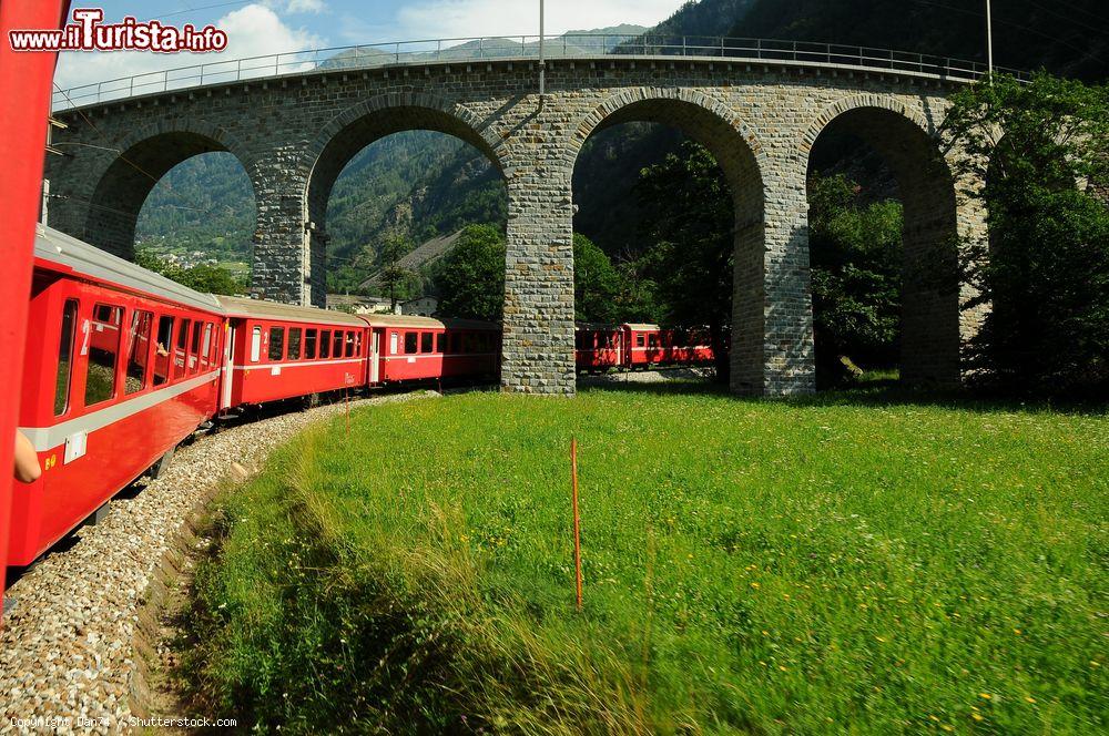 Immagine Il Bernina Express affronta il viadotto elicoidale di Brusio in Svizzera - © Dan74 / Shutterstock.com