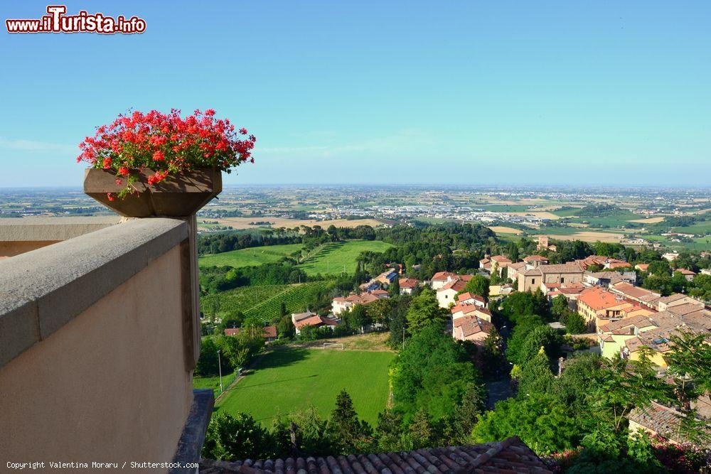 Immagine Bertinoro, Emilia Romagna, vista da un edificio storico. Questo borgo medievale è anche considerato la città dell'ospitalità: ancora oggi, all'inizio dei ogni settembre, Bertinoro fa rivivere l'antica tradizione di ospitare i forestieri - © Valentina Moraru / Shutterstock.com