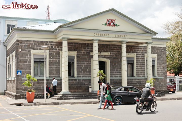 Immagine Biblioteca Carnegie a Curepipe, Mauritius. Questo edificio di Curepipe è la sede della biblioteca cittadina in cui sono ospitati volumi e libri rari sulla storia di Mauritius risalenti al 18° secolo - © trgowanlock / Shutterstock.com